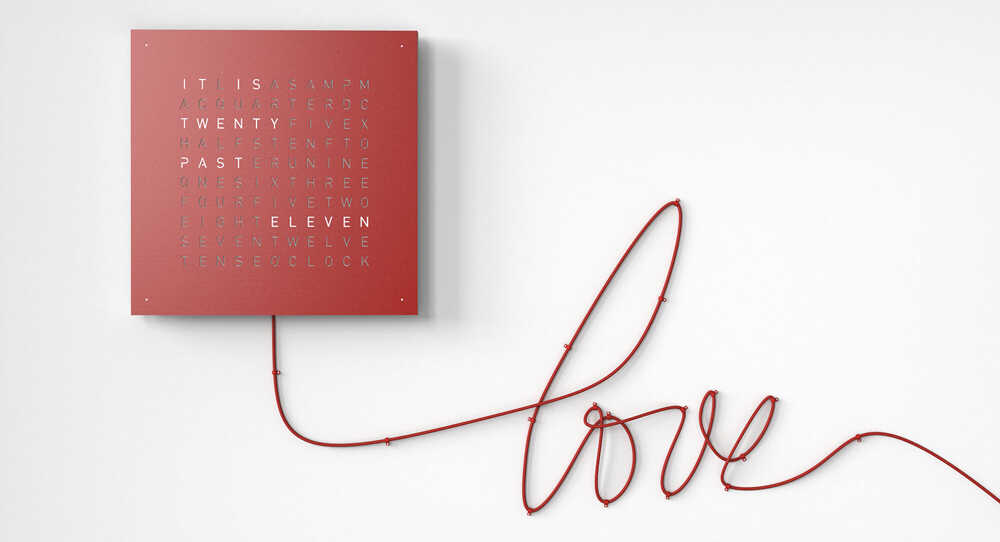 Hodiny Qlocqtwu earth 45 s prodlouženým kabelem ve tvaru nápis LOVE